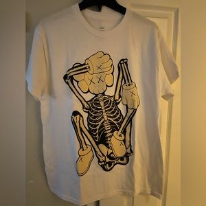 2 KAWS Tee Shirt Size M Pre Owned - KAWS What Party and New Fiction